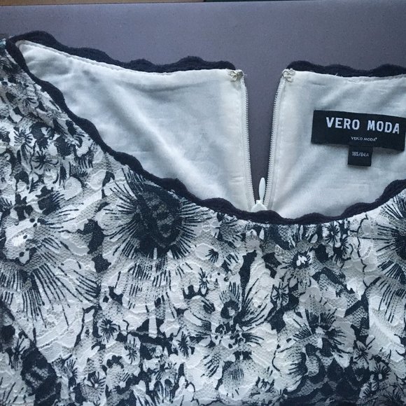 Vero Moda | Fit and Flare Floral Lace Dress (NWOT) - Picture 4 of 6